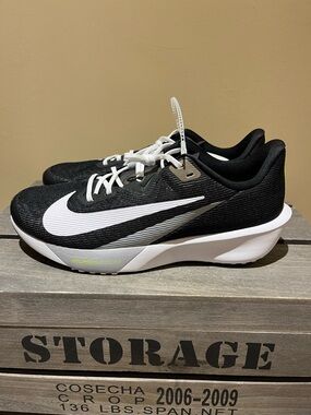 Nike Rival Fly 4 Racing shoes -NWOB Sz 11 -001 - Black/White-Wolf Grey-Volt) t